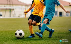 Jogadores de futebol em ação durante partida ao vivo